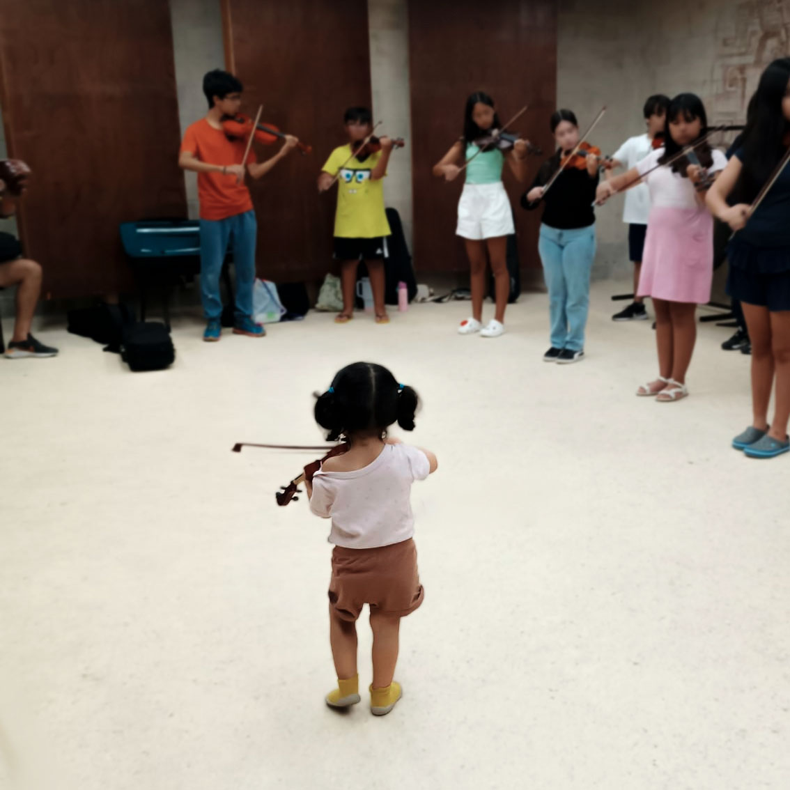 Bebé de 1 año y seis meses tocando con la Orquesta de Cuerdas de La Escuela de Música del Parque de la Equidad, en Cancún, Quintana Roo como parte del programa de iniciación musical.
Fotografía por Isaí Ruiz.