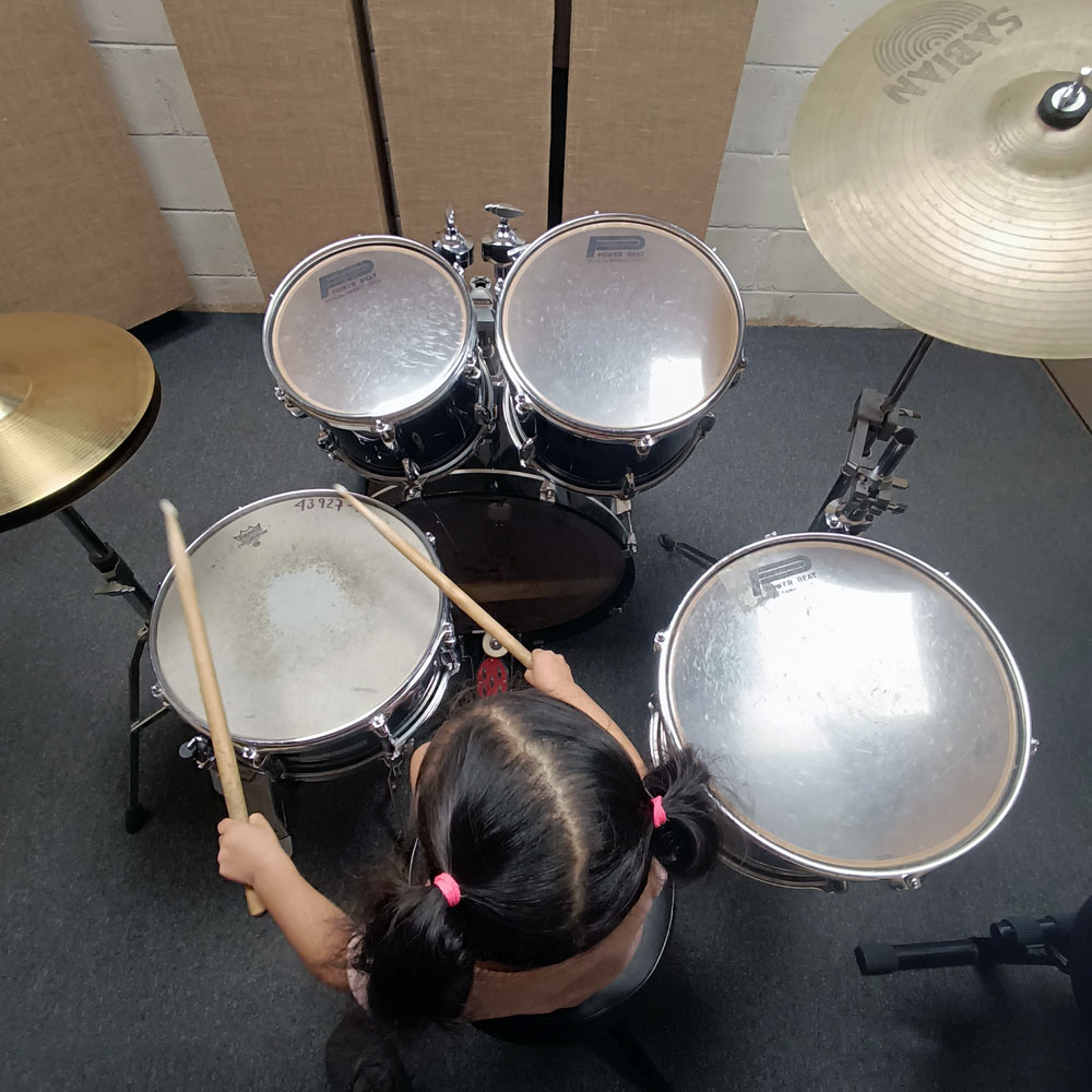 instrumentos acústicos en clase de música para bebés en Cancún